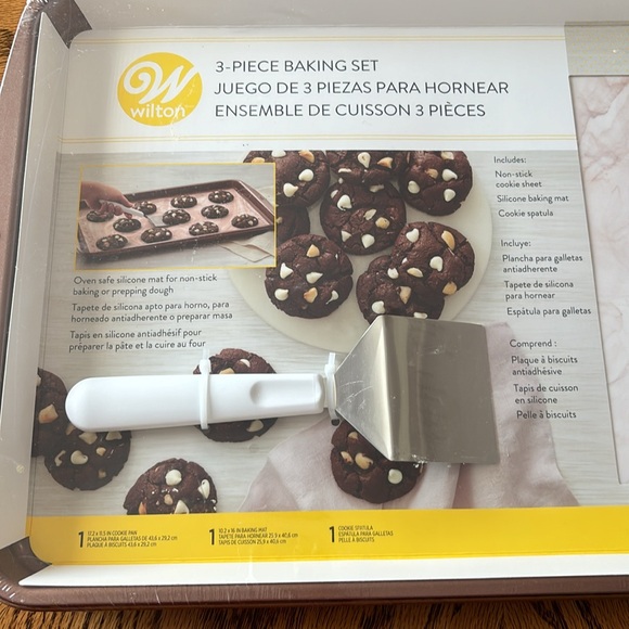 Wilton 3-Piece Baking Set = cookie sheet, baking mat and spatula - Picture 2 of 7